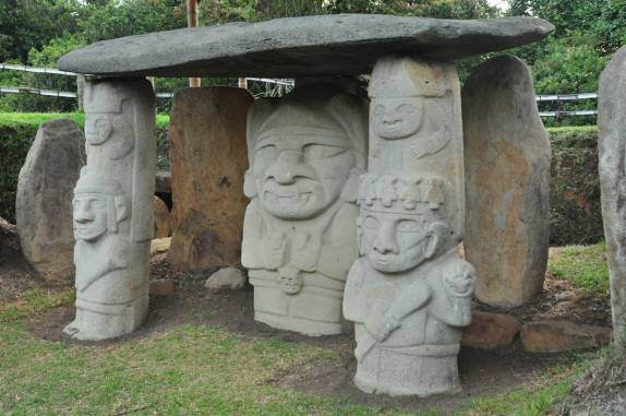 Totens na entrada de antigas tumbas no Parque Arqueológico de San Agustín, na Colômbia